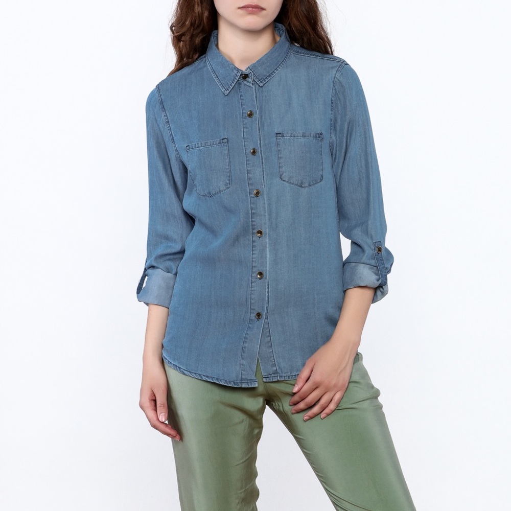 Emma outfitters chambray top